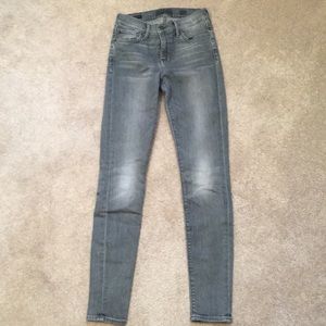 Lucky brand jegging in distressed gray.